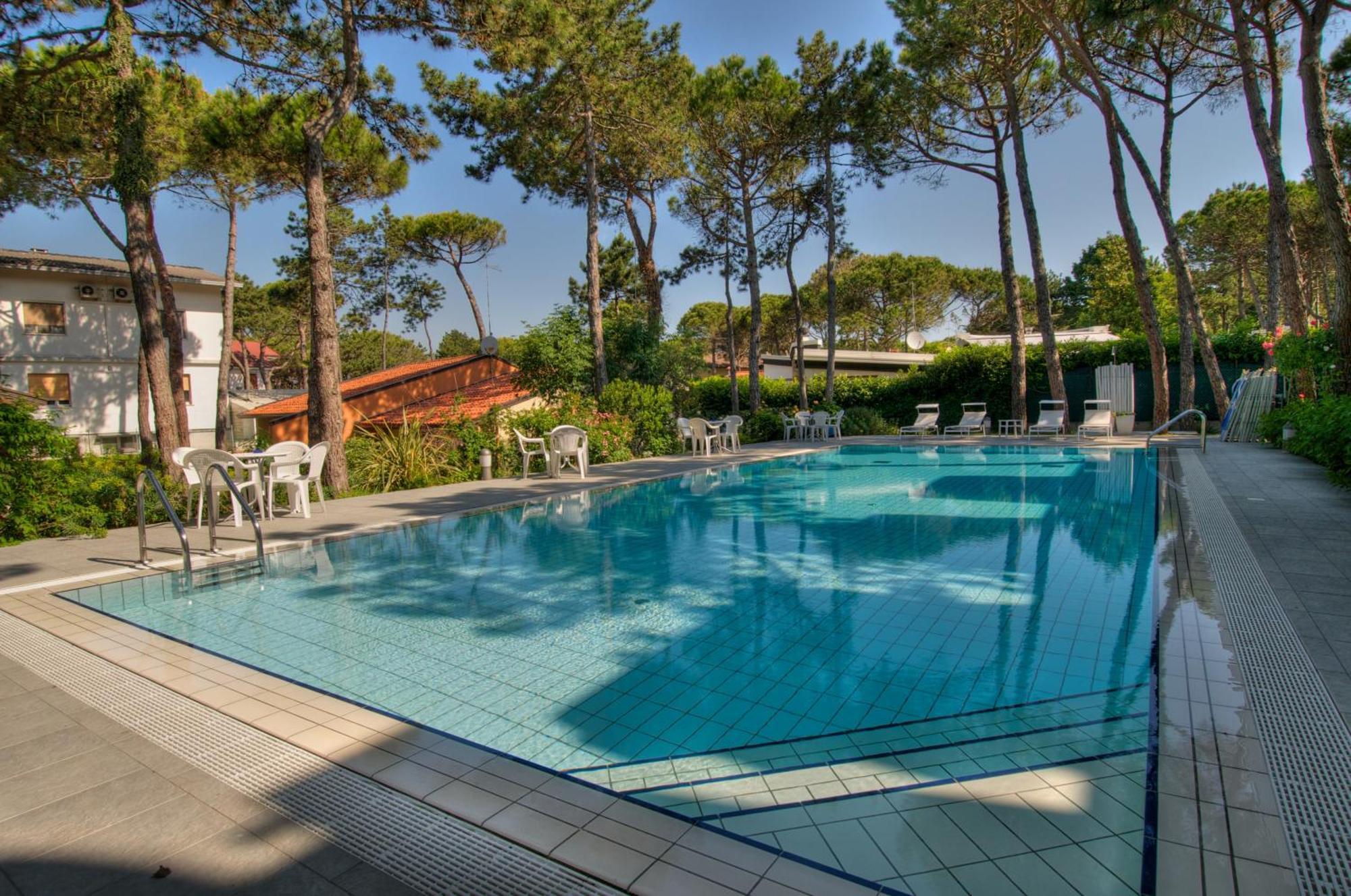 Hotel Caracas Lignano Sabbiadoro Exterior photo